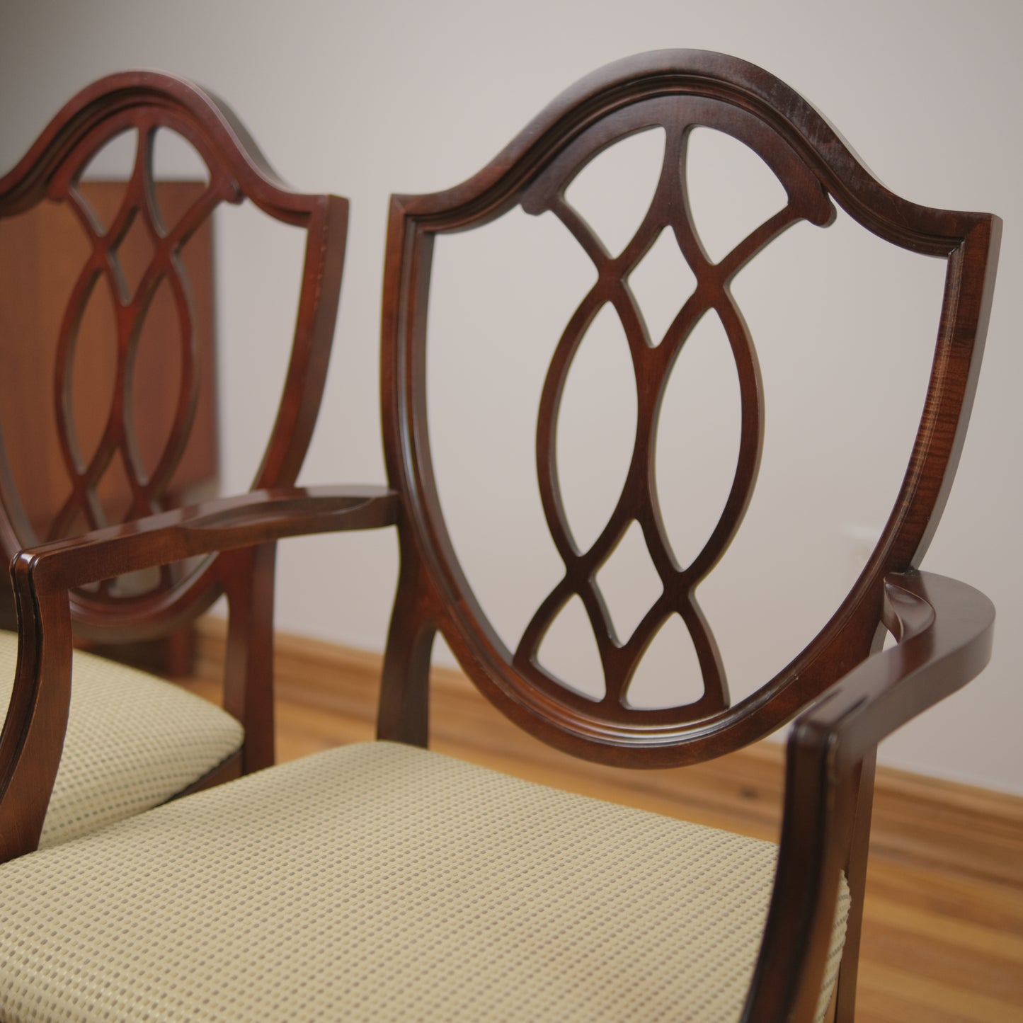 A Set of 8 Hepplewhite Style Vintage Chairs in great condition