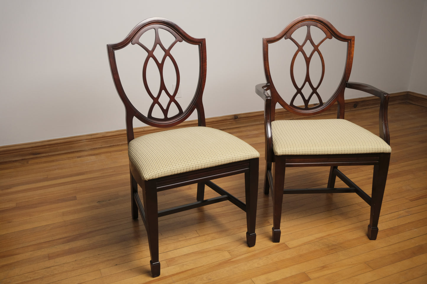 A Set of 8 Hepplewhite Style Vintage Chairs in great condition